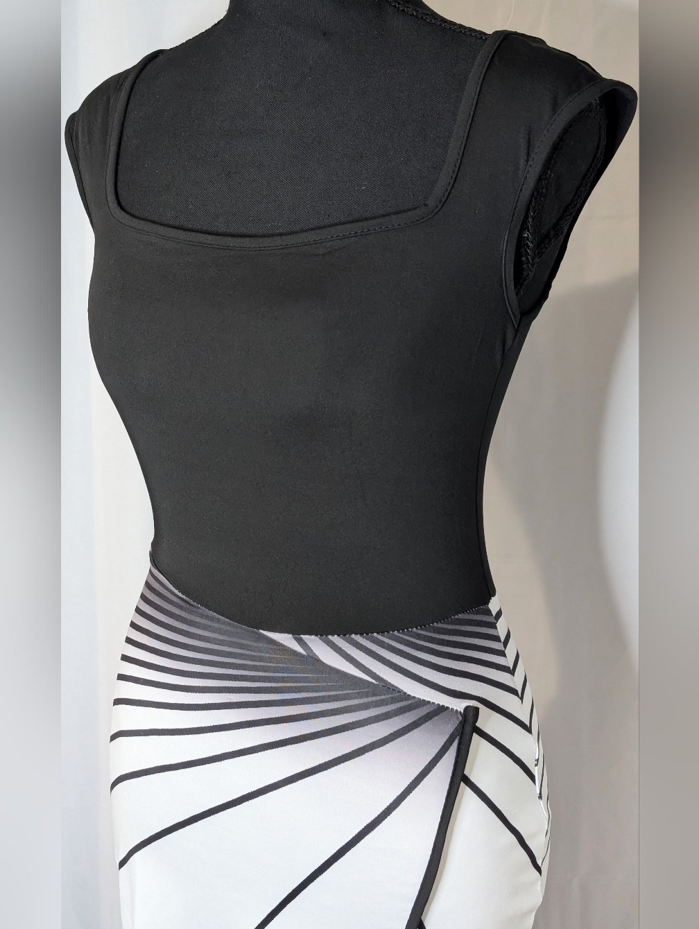 Black & White Abstract Bodycon Slit Midi Dress | Curve Hugging | Size S